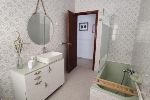 y baño con lavabo y espejo. en Alojamiento Rural Casa la Abuela, en Arbuniel