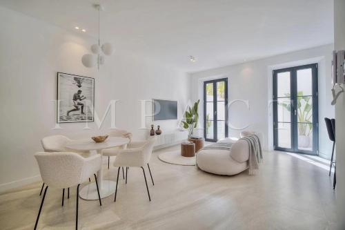 un salon blanc avec une table et des chaises dans l'établissement REF 1916 - Beautiful apartment for rent in Cannes, à Cannes