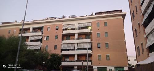 un edificio de apartamentos con personas sentadas en el balcón en La casita, en Civitavecchia
