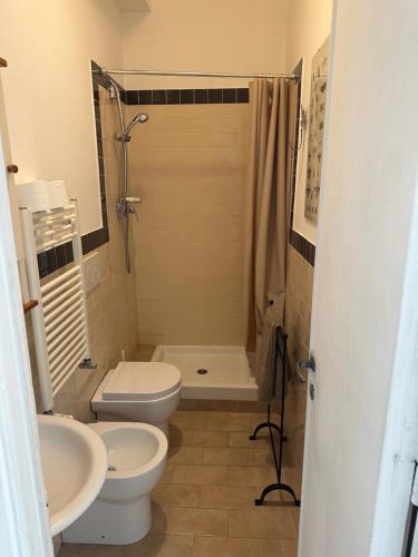 bagno con 2 servizi igienici, lavandino e doccia di Room Pilar a Roma