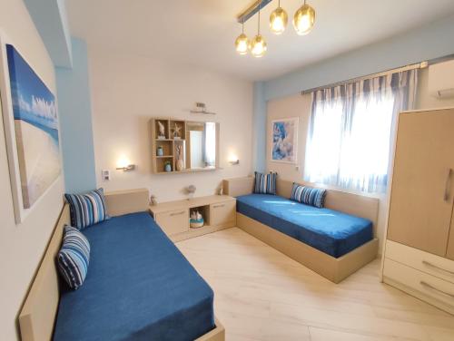 シビリにあるAracelia villas with private poolのベッドルーム1室(青いベッド2台、窓付)
