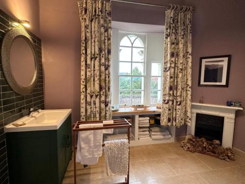 baño con lavabo y ventana en The Priory 