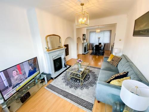 TV a/nebo společenská místnost v ubytování Stunning Modern Cozy 5 star 3 bedroom house-Free Parking Greater London Metro Stations hosted by Tony