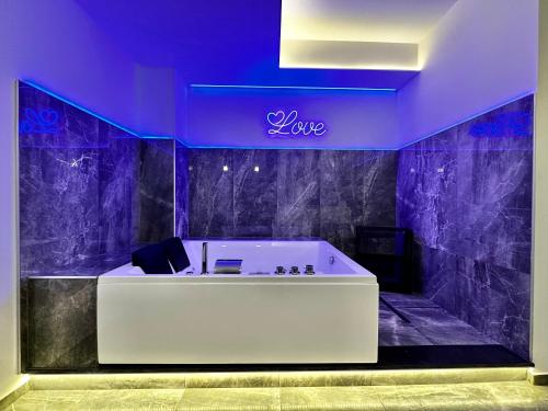 a room with a bath tub with a purple ceiling at B&B Del Centro e SPA in Partinico