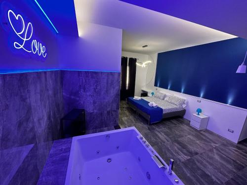 a bathroom with a tub and a bed in a room at B&B Del Centro e SPA in Partinico