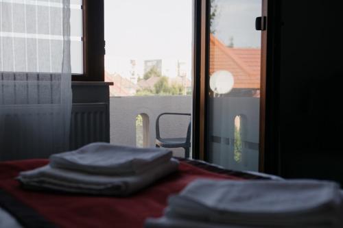 a room with a bed with a view of a window at Excelsior INN in Turda