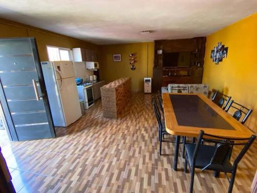een keuken met een tafel en stoelen in een kamer bij Casa en pinar del norte san luis in Barranca Colorada