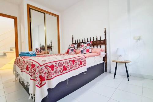 Mar Azul Primera línea de mar, casa privada con patio y solarium "La Bugamvulla"