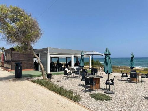 Mar Azul Primera línea de mar, casa privada con patio y solarium "La Bugamvulla"