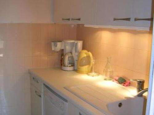 Appartement La Toussuire, 2 pièces, 6 personnes - FR-1-416-4にあるキッチンまたは簡易キッチン