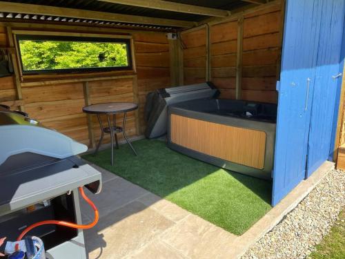 Χώρος καθιστικού στο Pembrokeshire Shepherd hut with hottub