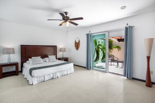 a bedroom with a bed and a ceiling fan at Luxury Apartamento Centro Playa Carmen in Playa del Carmen