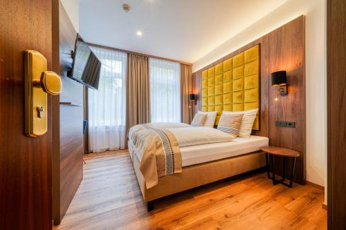 a hotel room with a bed and a television at Zentrum Hotel Stade in Stade