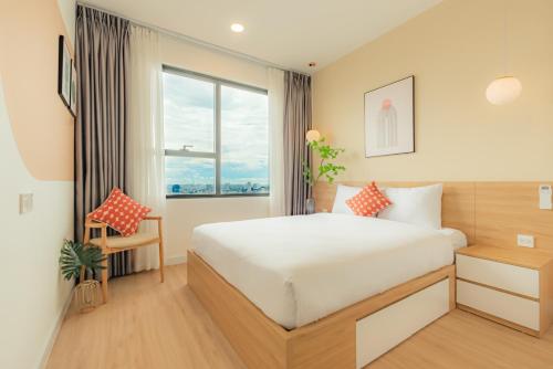 ein Hotelzimmer mit einem Bett und einem Fenster in der Unterkunft 9TRIP STAY in Soho Residence - Service Apartment in Ho-Chi-Minh-Stadt