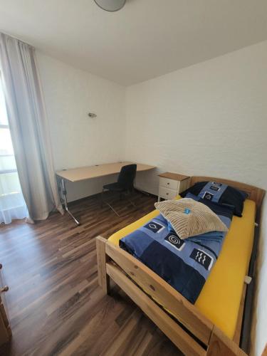 een slaapkamer met een bed en een bureau. bij FeWo Giss in Postbauer-Heng