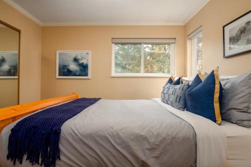 Postel nebo postele na pokoji v ubytování Beautiful Multi-Level Townhome 2BR in Creekside by Harmony Whistler