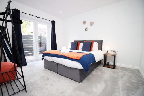 sypialnia z łóżkiem i dużym oknem w obiekcie Casa di pietra - Cardiff City centre apartment with patio, Free private parking w Cardiff