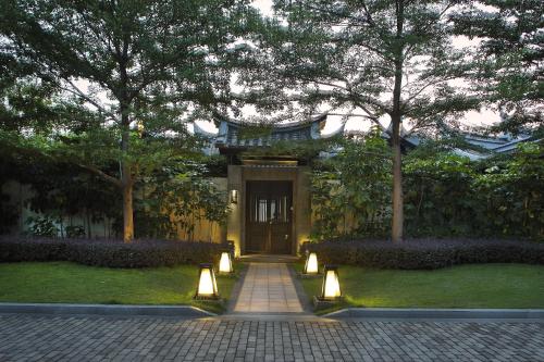 Taman di luar Elite Spring Villas
