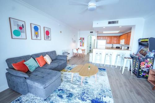 a living room with a couch and a table and a kitchen at Apt Orlando 11th floor 5 minutes from Disney in Orlando