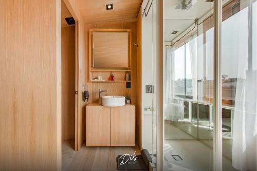 a bathroom with a sink and a mirror at DIB Collection in Mexico City