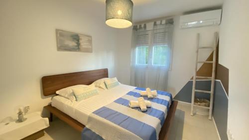 um quarto com uma cama com dois bichos de peluche em Les Ecrins, Anse Mitan, très beau F2, vue mer, proche plage em Les Trois-Îlets