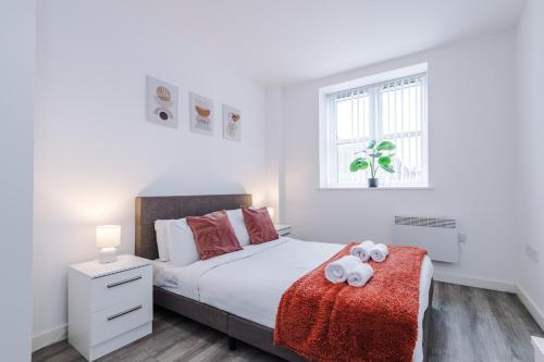 een slaapkamer met een bed met twee knuffels erop bij Victoria Mill by Staycay in Wigan