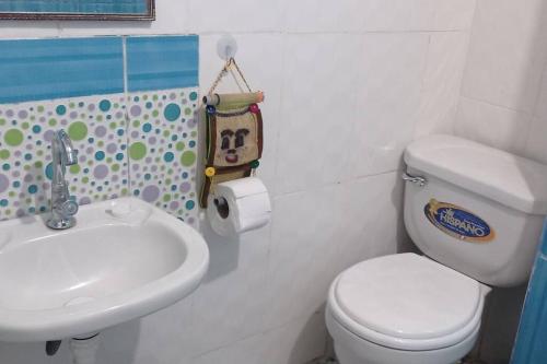 een badkamer met een wit toilet en een wastafel bij Esterlina in Cuzco