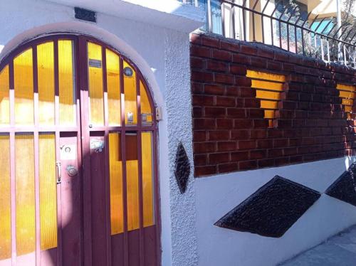 een gebouw met twee deuren en een bakstenen muur bij Esterlina in Cuzco