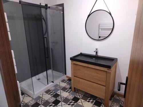 bagno con doccia, lavandino e specchio di Au chatet ! (Hattonchatel) a Vigneulles-lès-Hattonchâtel