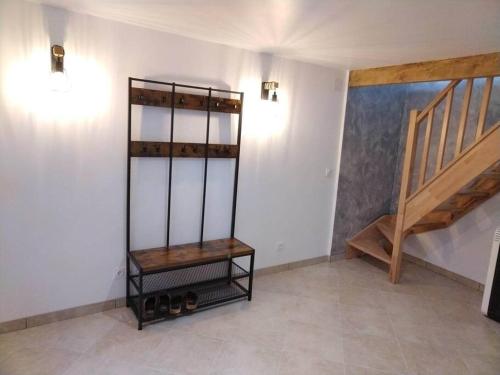 um quarto com uma prateleira de madeira e uma escada em Au chatet ! (Hattonchatel) em Vigneulles-lès-Hattonchâtel