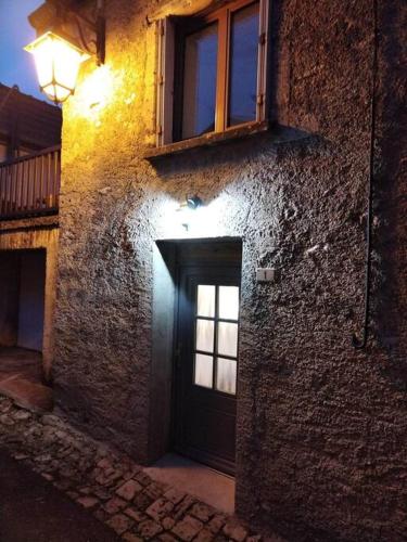 um edifício de tijolos com uma porta e uma janela em Au chatet ! (Hattonchatel) em Vigneulles-lès-Hattonchâtel
