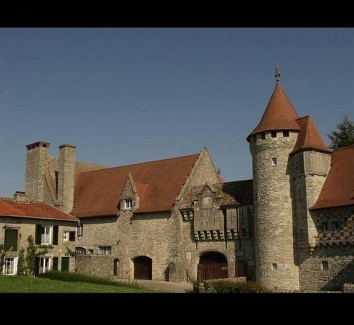 um grande edifício de pedra com uma grande torre em Au chatet ! (Hattonchatel) em Vigneulles-lès-Hattonchâtel