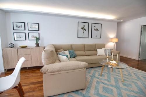 sala de estar con sofá y mesa en Cuencaloft Luxurious, en Cuenca