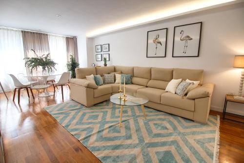 una sala de estar con un sofá y una mesa en Cuencaloft Luxurious, en Cuenca