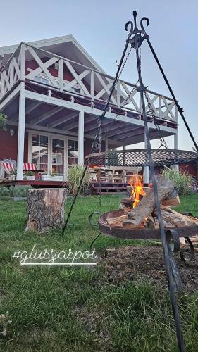 a fire pit in front of a building at GłuszaSpot Dom Odyn in Bytoń
