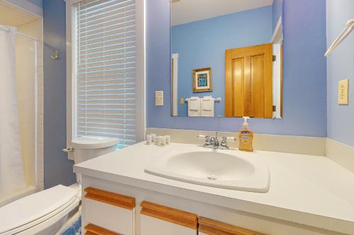 ein Badezimmer mit einem weißen Waschbecken und einem WC in der Unterkunft Baya House in Key West