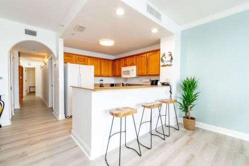 a kitchen with a counter and stools in a room at Orlando Blue Heron condo 1 mile from Disney in Orlando