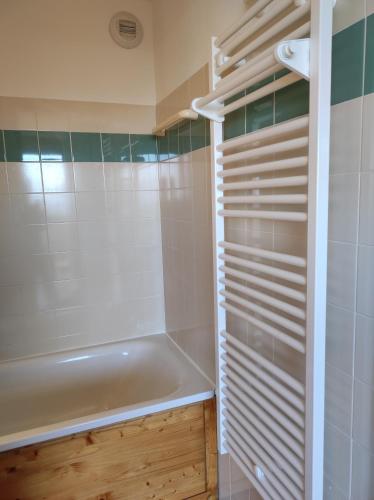 une salle de bain avec baignoire dans une chambre dans l'établissement Les Villages du Bachat à Chamrousse 1700 -Silènes A32 - Classé 3 étoiles, à Chamrousse