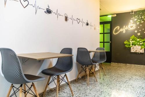 a row of chairs around a table in a room at Edificio SantaMarta Medellín in Medellín