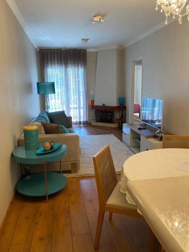 Prostor za sedenje u objektu Apartamento encantador a 800m da Praça do Capivari