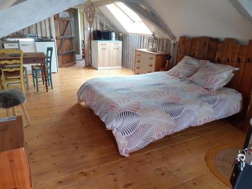 une chambre avec un lit et une cuisine avec une table dans l'établissement Maison à la campagne - piscine, à Beaulieu-sur-Layon