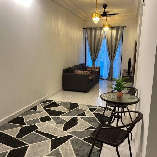 sala de estar con mesa, sillas y sofá en Paradigm Mall 1BR-Poolview-Netflix-WiFi by JB RelaX Homestay en Johor Bahru