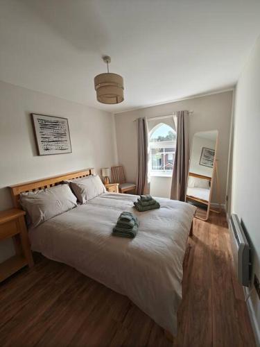 1 dormitorio con 1 cama con 2 toallas en The Castle, en Killingworth