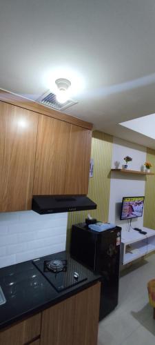 - une cuisine avec un comptoir noir et une cuisinière dans l'établissement Goodroom apartement, à Padurenan