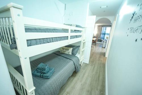 - une chambre avec des lits superposés et une échelle dans l'établissement Renovated Condo Blue Heron 5 pax, à Orlando