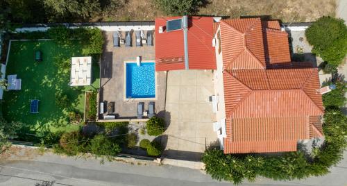 Φωτογραφία από το άλμπουμ του Villa Alex with private pool and jacuzzi στις Πρινές