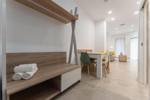 梅里達的住宿－CMDreams Platinium- Apartamentos turísticos en el centro de Mérida，配有木凳和桌子的房间