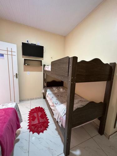 1 dormitorio con 2 literas y TV en Hotel Caribe de Alter, en Alter do Chao