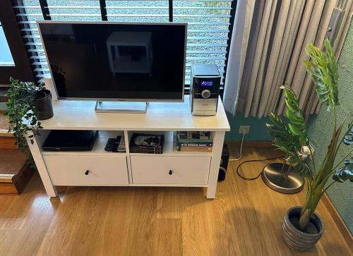 TV a/nebo společenská místnost v ubytování Le Papillon