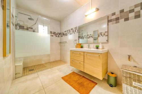 a bathroom with a sink and a shower at Kaz d Abord in Saint-Pierre